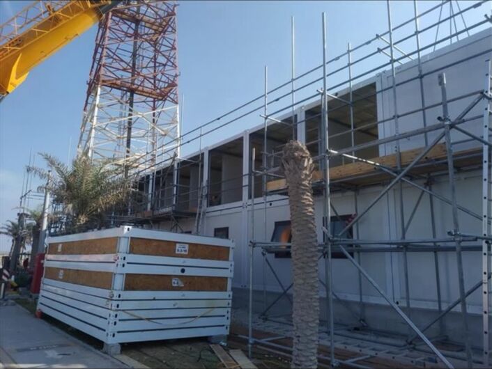 Modular building erection with external access scaffolding around the structure